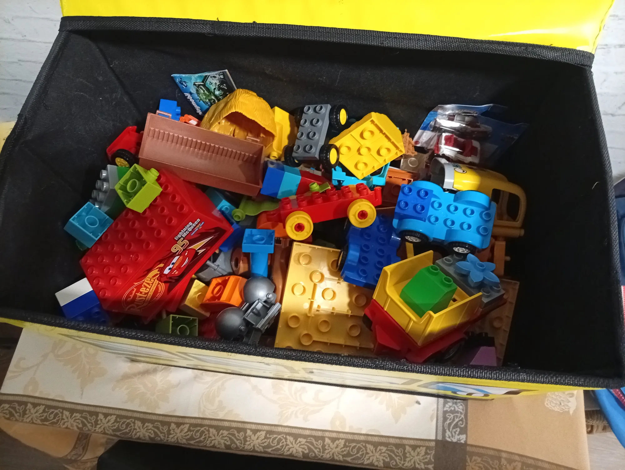 Caja tipo "cabage" School Bus con piezas de Lego Duplo